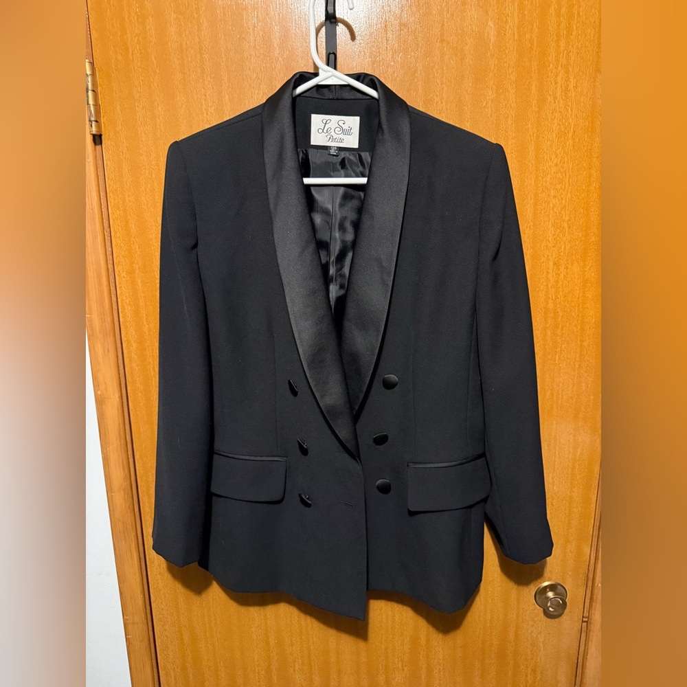 Le Suit Classic Black Blazer